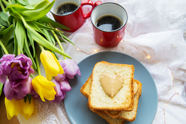 Обои картинки фото еда, хлеб,  выпечка, тосты, кофе, тюльпаны