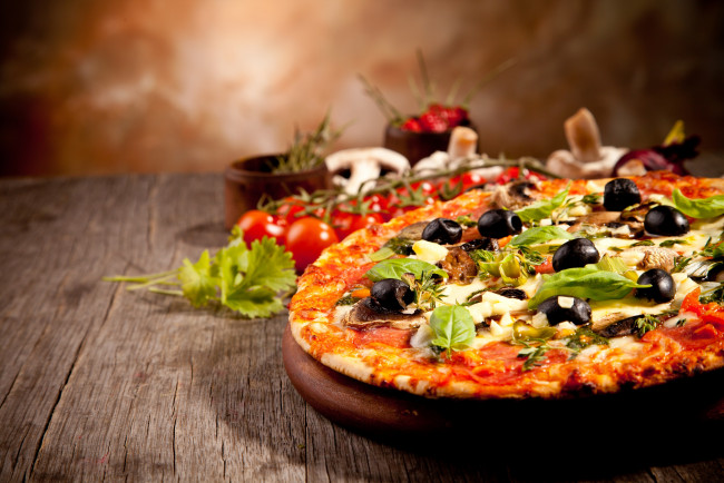 Обои картинки фото еда, пицца, оливки, помидоры, грибы