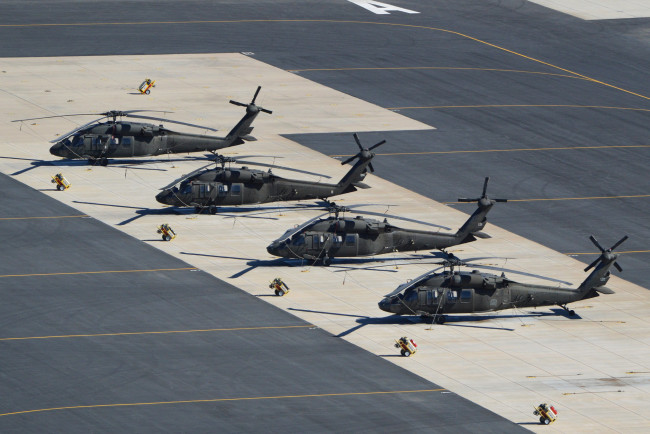 Обои картинки фото авиация, вертолёты, вертолеты, uh60a, black, hawk, вoeнная, аэродром