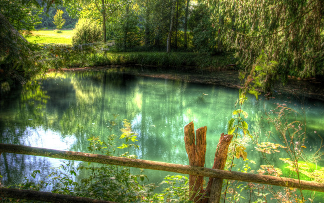 Обои картинки фото природа, вода, забор, зеленый, цвета, отражение, озеро