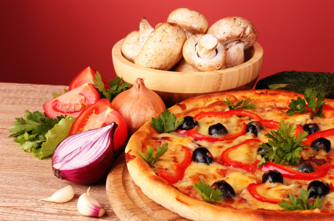 Обои картинки фото еда, пицца, грибы, шампиньоны, петрушка, оливки, паприка, лук, помидоры, чеснок