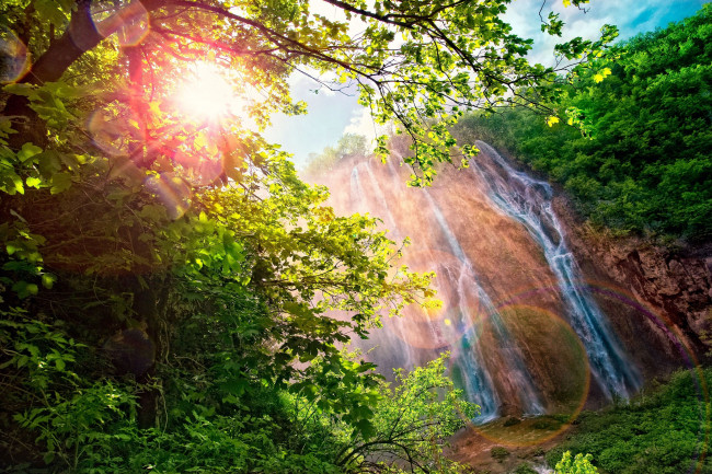Обои картинки фото природа, водопады, водопад, горы, радуга, спектр, блики, солнце