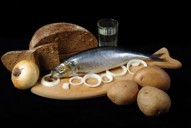 Обои картинки фото еда, натюрморт, стопарик, хлеб, лук, картошка, селёдка