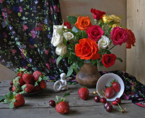 обоя еда, фрукты, ягоды, клубника, черешня, цветы, букет, розы, натюрморт