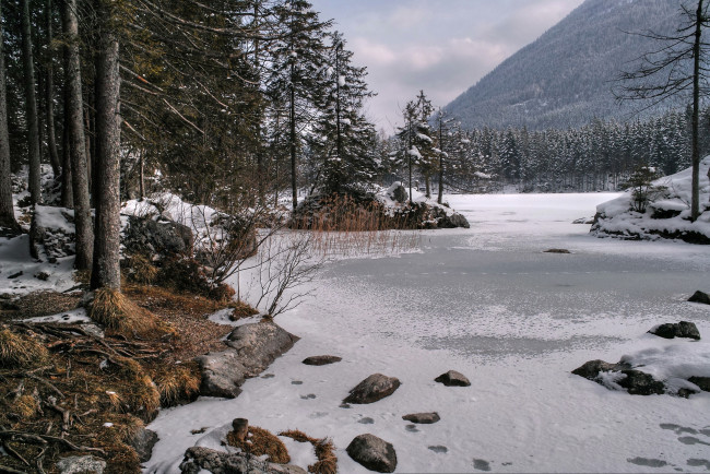 Обои картинки фото природа, зима, водоём, лес, горы, пейзаж