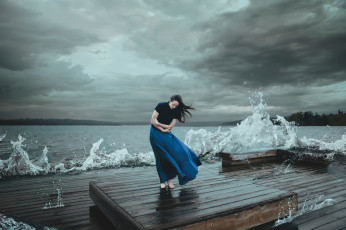 Картинка девушки -unsort+ брюнетки +шатенки волны стихия ветер шторм тучи kelsie taylor девушка