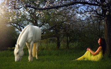 Картинка девушки -unsort+ брюнетки +шатенки конь сад девушка