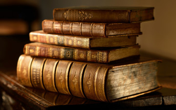 Картинка разное канцелярия +книги книги фолианты стопка шикарные старинные стол знания книжки books