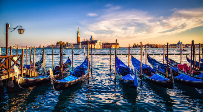Обои картинки фото венеция, корабли, лодки,  шлюпки, канал, гондолы, пристань