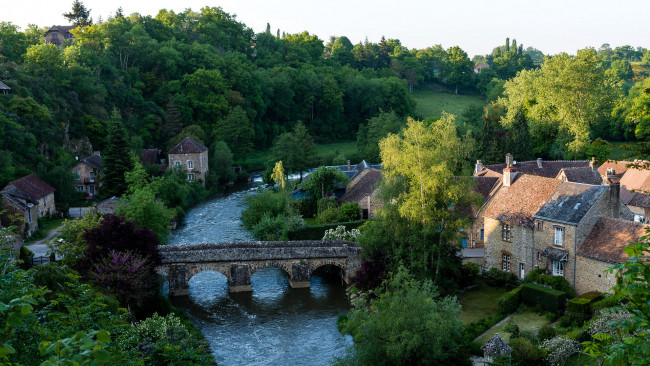 Обои картинки фото города, - пейзажи, saint-ceneri-le-gerei, франция, мост, дома, деревья, речка, деревушка