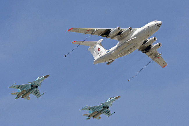 Обои картинки фото airforce il-78 and su-34, авиация, разные вместе