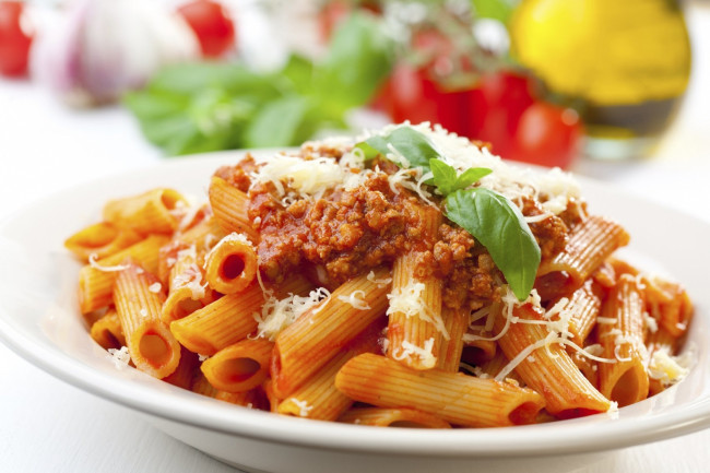 Обои картинки фото еда, макаронные блюда, базилик, соус, макароны, паста