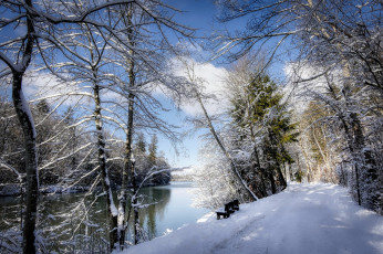 Картинка природа зима скамейка снег река