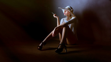 Картинка девушки -unsort+ блондинки +светловолосые темный фон шляпа сигарета