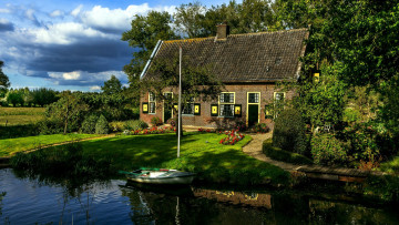 Картинка города -+здания +дома лодка дом река