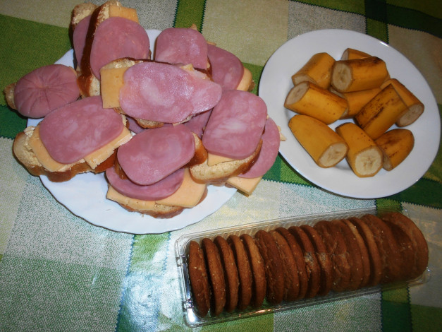 Обои картинки фото еда, бутерброды,  гамбургеры,  канапе, хлеб, сыр, колбаса, печенье, бананы