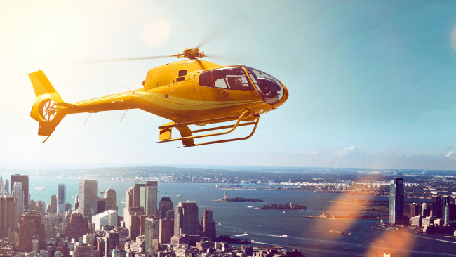 Обои картинки фото авиация, вертолёты, вертолет, желтый, небо, город