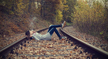 Картинка девушки -+брюнетки +шатенки шатенка сигарета свитер джинсы кроссовки осень железная дорога