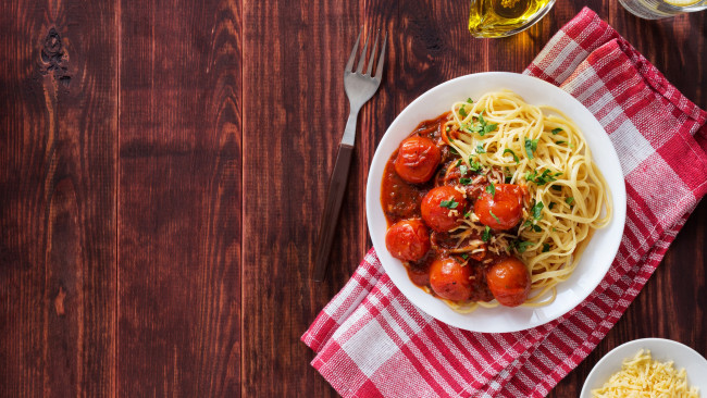 Обои картинки фото еда, макароны,  макаронные блюда, паста, спагетти, сыр, помидоры, соус, масло