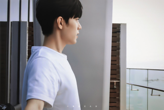 Обои картинки фото мужчины, xiao zhan, актер, футболка, балкон