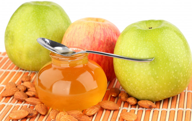 Обои картинки фото еда, мёд, варенье, повидло, джем, ложка, баночка, орехи, миндаль, яблоки