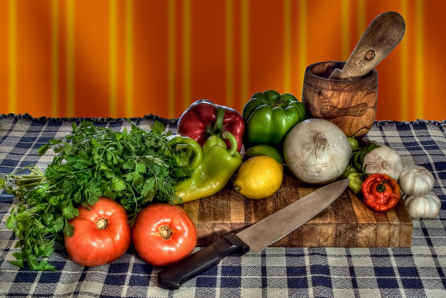 Обои картинки фото еда, овощи, перец, помидоры, ступка, нож, петрушка, чеснок, лимон