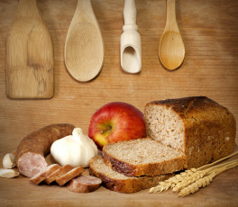 обоя еда, разное, хлеб, колбаса, чеснок, яблоко, ложки, дерево, колосья