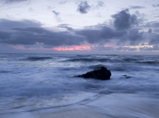 Картинка природа моря океаны море берег прибой камень вечер закат небо облака