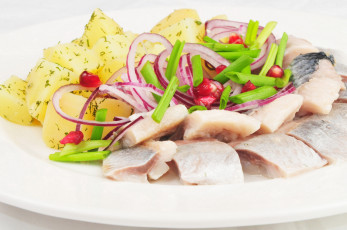 Картинка еда рыбные блюда морепродуктами картофель лук селёдка тарелка