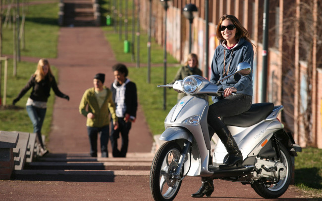 Обои картинки фото мотоциклы, мото, девушкой, девушка, моторолер