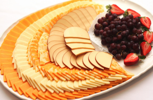 Обои картинки фото еда, сырные, изделия, клубника, виноград, сыр