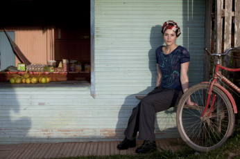Картинка девушки gemma+arterton велосипед еда платок дом gemma arterton футболка окно брюки продукты