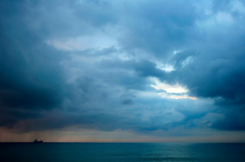 Картинка природа моря океаны корабль море додждь тучи облака