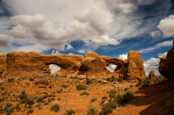 Картинка природа пустыни горы скалы арки облака