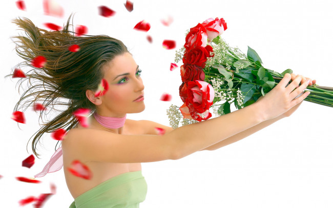 Обои картинки фото девушки, -unsort , креатив, букет, лепестки, шарф, розы, ветер