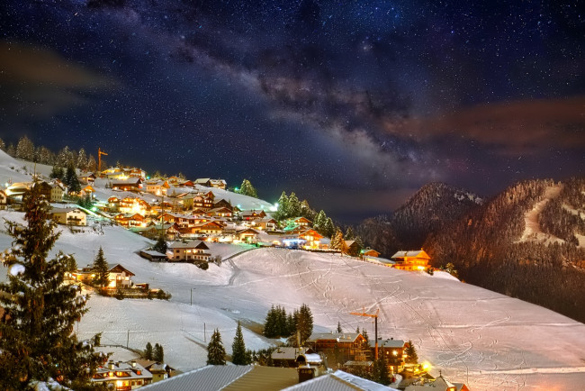 Обои картинки фото города, - пейзажи, зима, горы, небо, ночь, звезды, снег, городок, огни, дома, курорт