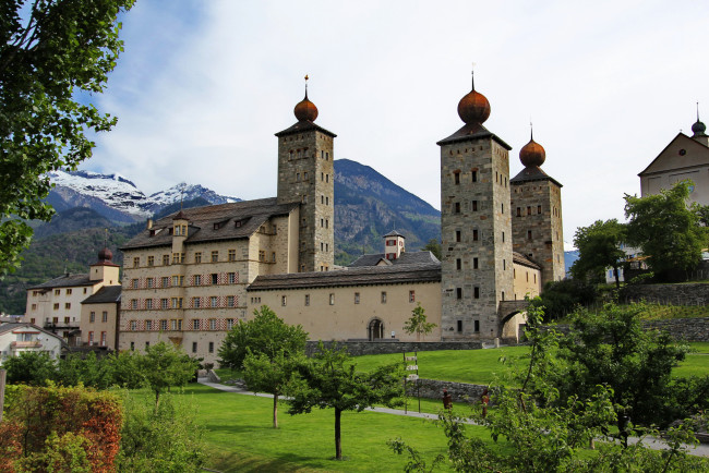 Обои картинки фото швейцария stockalper palace, города, - дворцы,  замки,  крепости, ландшафт, palace, stockalper, brig, швейцария, газон