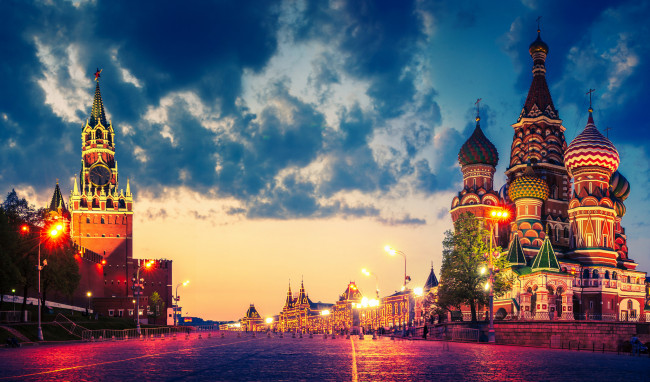 Обои картинки фото города, москва , россия, огни, облака, кремль, храм, василия, блаженного, красная, площадь, москва, сумерки