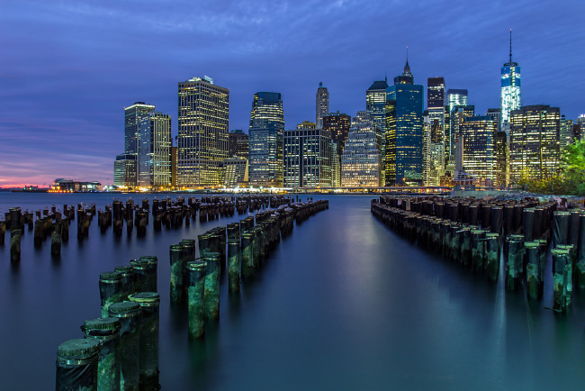 Обои картинки фото nyc skyline, города, нью-йорк , сша, сваи, залив, огни, небоскребы, ночь