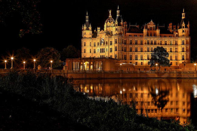 Обои картинки фото schwerin, города, замок шверин , германия, замок, водоем, ночь