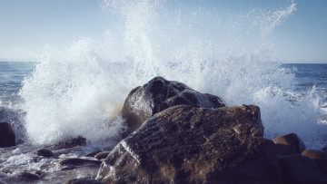 Картинка природа побережье брызги прибой берег скала камень волна