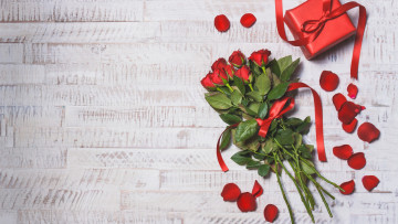 обоя праздничные, день святого валентина,  сердечки,  любовь, roses, gift, valentine's, day, hearts, красные, розы, romantic, wood, love, red