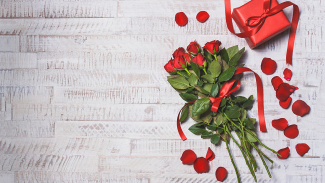 Обои картинки фото праздничные, день святого валентина,  сердечки,  любовь, roses, gift, valentine's, day, hearts, красные, розы, romantic, wood, love, red