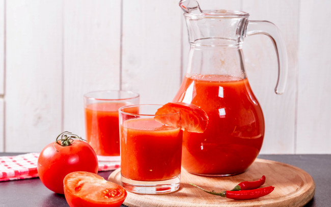 Обои картинки фото еда, напитки,  сок, помидоры, сок, томатный, перчик