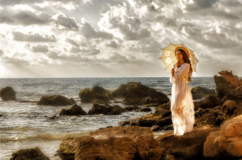 Картинка девушки -+брюнетки +шатенки море камни тучи шатенка шляпа зонтик платье
