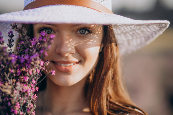 Картинка девушки -+лица +портреты рыженькая шляпа цветы улыбка