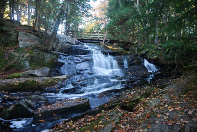 Обои картинки фото природа, водопады, осень, листья, мост