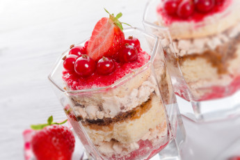 Картинка еда мороженое +десерты десерт тирамису ягоды стаканы