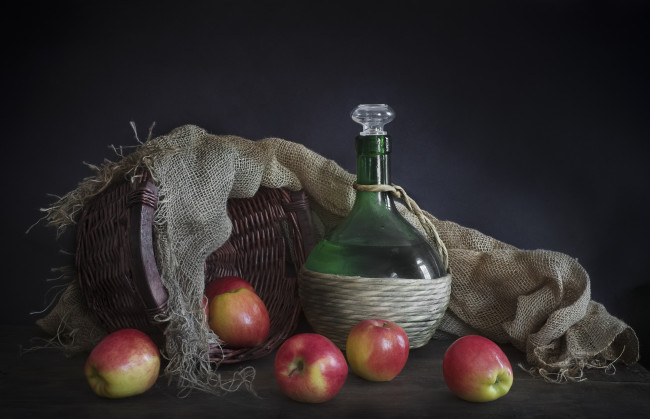 Обои картинки фото еда, натюрморт, мешковина, яблоки, корзина