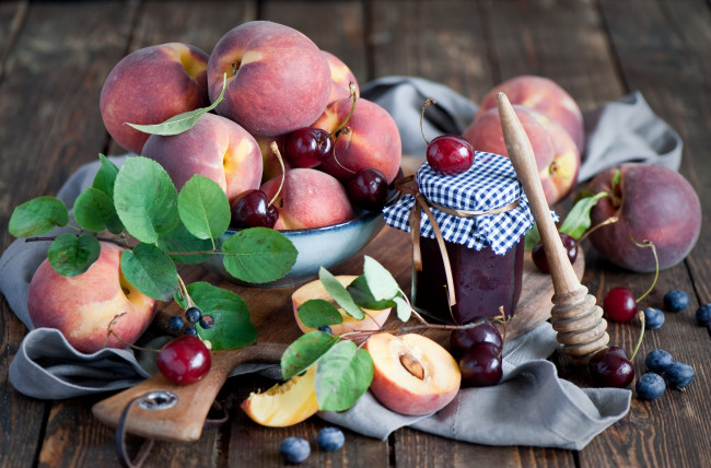 Обои картинки фото еда, фрукты,  ягоды, голубика, натюрморт, черешня, джем, ягоды, персики